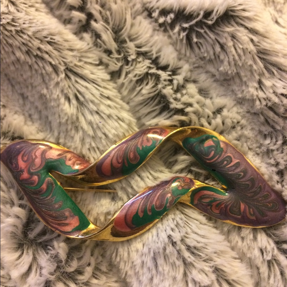🌹🌈VTG. Gorgeous painted gold color brooch